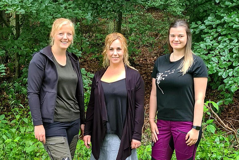 Sabrina Krämer, Sabine Leichsenring-Knoblach und Isabelle Schwarz (von links) bereiten alles für die Eröffnung des neuen Kindergartens vor.
