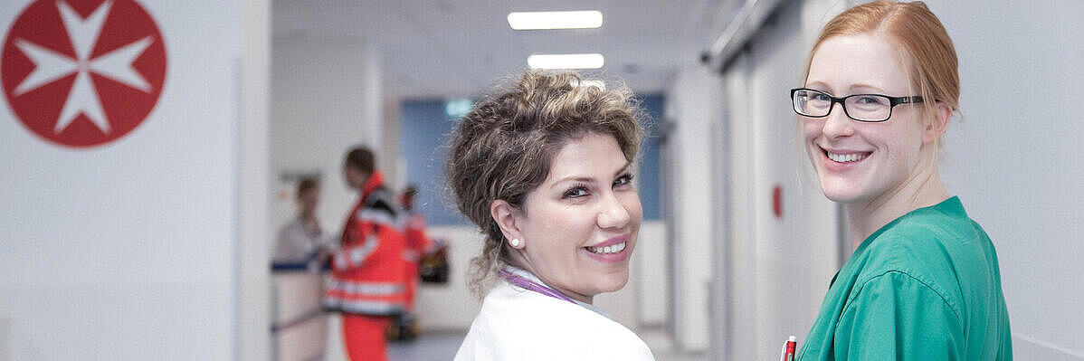 Eine Ärztin und eine Schwester im Krankenhausflur