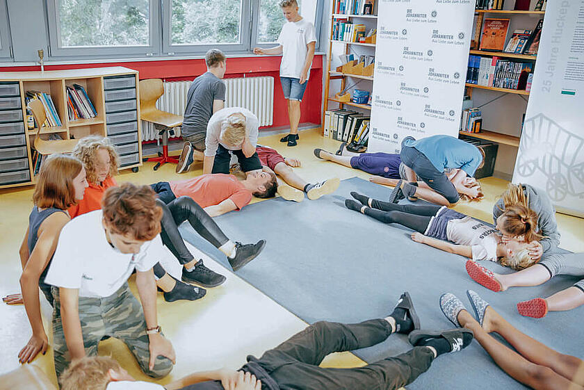 Bei dem Kurs "Ersthelfer von morgen" lernen Kinder Erste Hilfe zu leisten.