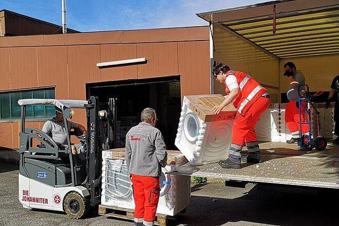 Johanniter bringen Waschmaschinen nach Ahrbrück