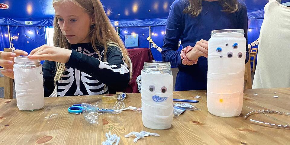 Kinder Basteln an Halloween im Juhte-Laune-Zirkuszelt