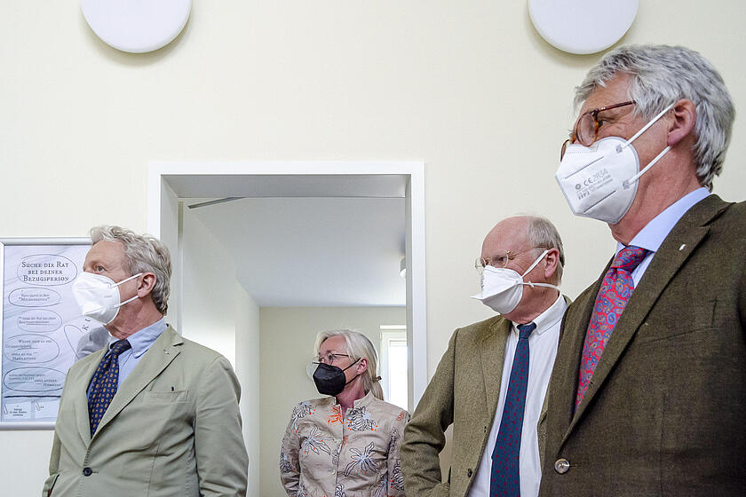 Dr. Oskar Prinz von Preußen, Sandra Zitzer, Dr. Erik Olaf Peters, Dr. Klaus von Gierke (v.l.) zeigten sich von der Arbeit im Jugendwohnhaus beeindruckt.
