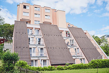 Blick auf das terassenförmige Gebäude-Ensemble in Oeneking