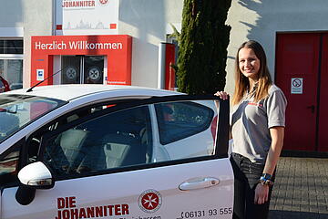 Bild von FSJlerin mit Fahrzeug
