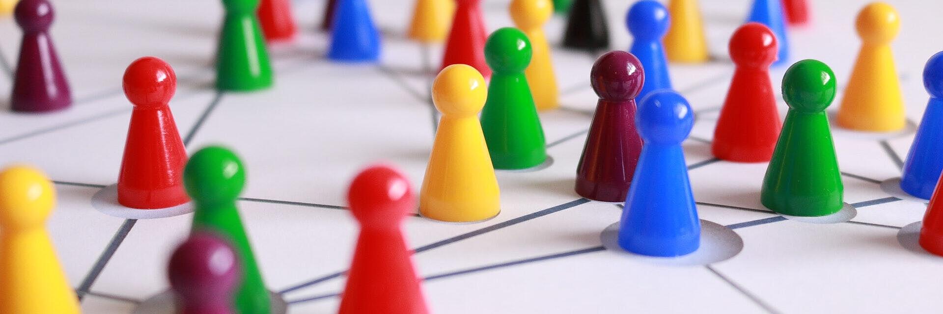 Ein Netzwerk aus bunten Spielfiguren.