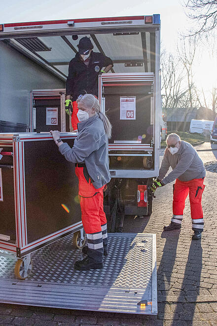 Aufbau einer Notunterkunft in Ahrensburg