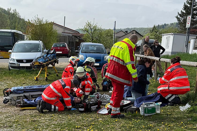 Inszenierter Unfall mit Rettungskräften