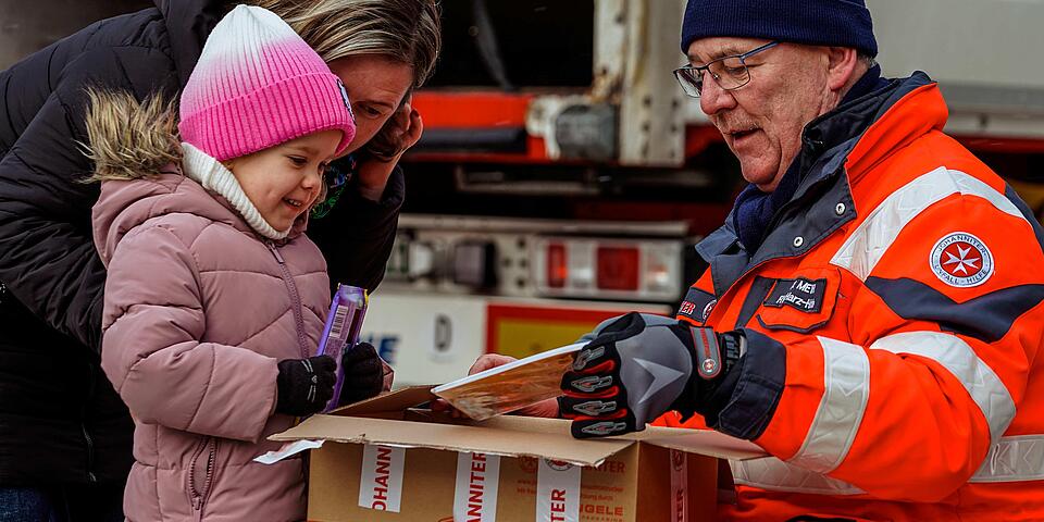 Johanniter übergibt Weihnachtstruckerpaket