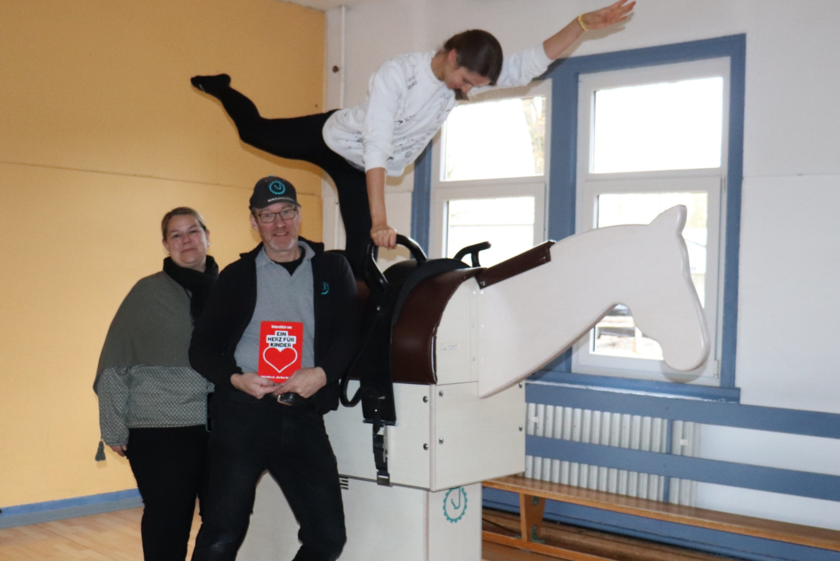 Foto vom elektronischen Holzpferd Movie mit Frau Salzmann 