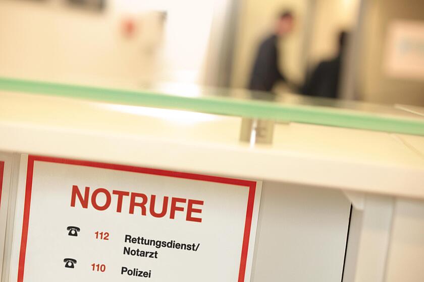 Ein Schild mit der Aufschrift "Notrufe: 112 Rettungsdienst/Notarzt, 110 Polizei"