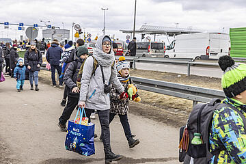Eine ukrainische Familie auf der Flucht.