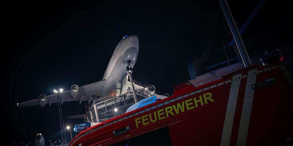 Ein Fahrzeug der Feuerwehr Speyer steht vor der Boeing 747 im Technik Museum Speyer.