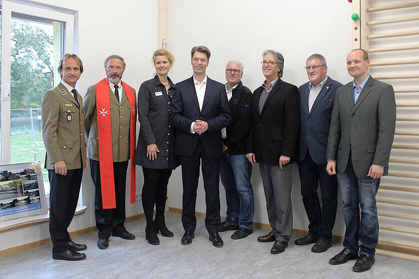 Gruppenfoto im Bewegungsraum mit Thorsten Müller (Mitglied im Regionalvorstand), Wolfgang Schillak (Regionalverbandspfarrer) und Katrin Scheider (Kita-Leitung) gemeinsam mit Gästen.
