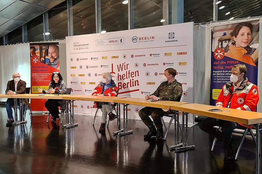 „Wir freuen uns alle sehr darüber, dass im Velodrom heute endlich der Betrieb losgeht“. Der Regionalvorstand der Berliner Johanniter Jörg Koch (in der Mitte) heute Morgen in der Pressekonferenz im Velodrom mit der Gesundheitssenatorin Dilek Kalayci, dem Vorstandsvorsitzender der Kassenärztlichen Vereinigung Berlin, Dr. Burkhard Ruppert, dem Oberst von. Blumröder von der Bundeswehr und dem Präsidenten des Landesverbandes DRK Berlin, Mario Czaja. 