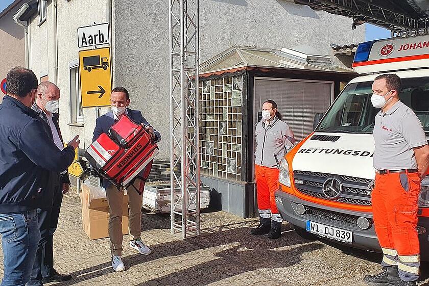 Übergabe eines gespendeten Rettungsrucksacks