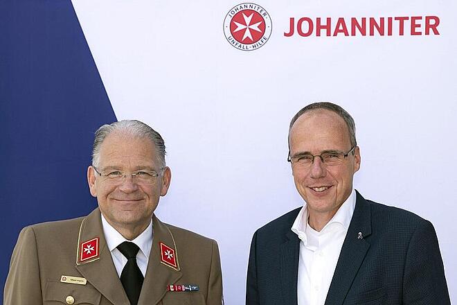 Johanniter-Landesvorstandsmitglied Oliver Meermann und der hessische Minister des Innern und für Sport, Peter Beuth.