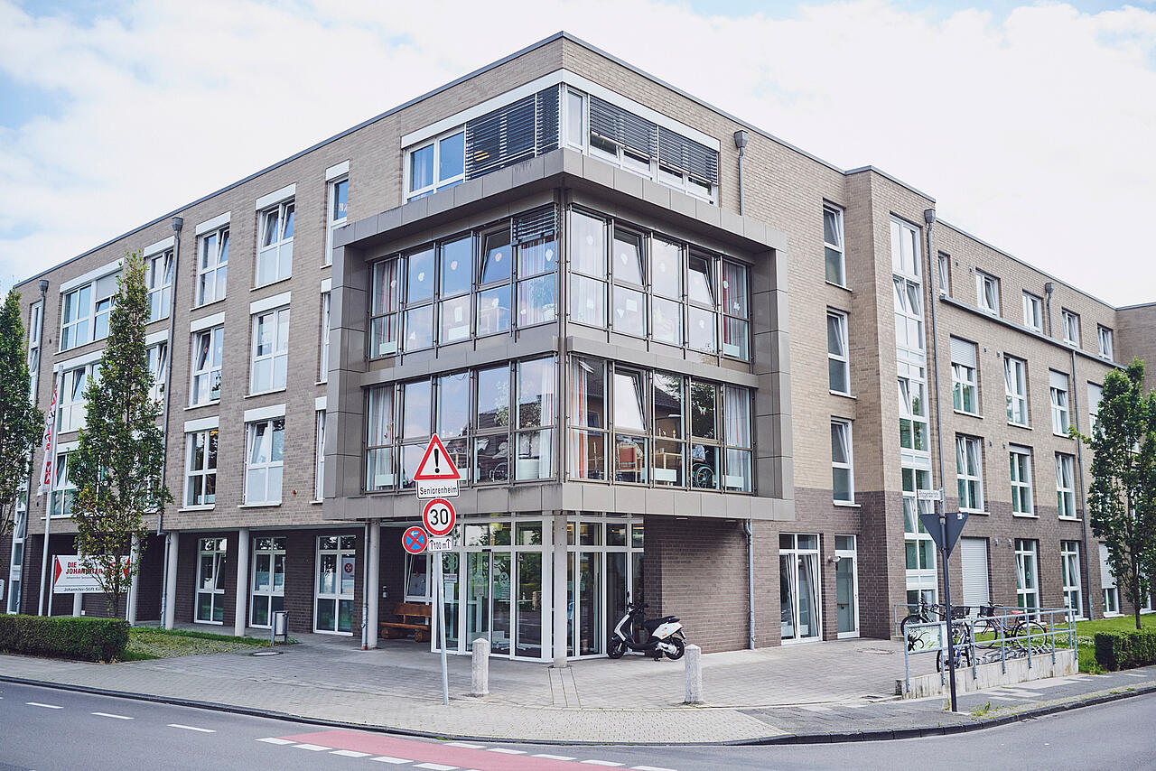 Straßenblick auf das Seniorenzentrum Johanniter-Stift Köln Flittard.