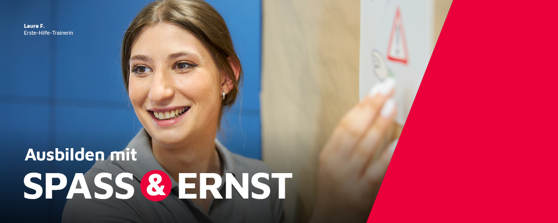 Eine Erste-Hilfe-Trainerin der Johanniter zeigt wie man einen Verband anlegt.
