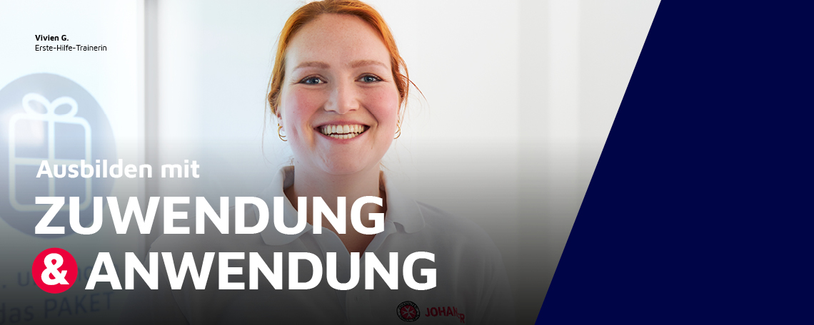 Eine Erste-Hilfe-Trainerin der Johanniter präsentiert etwas.