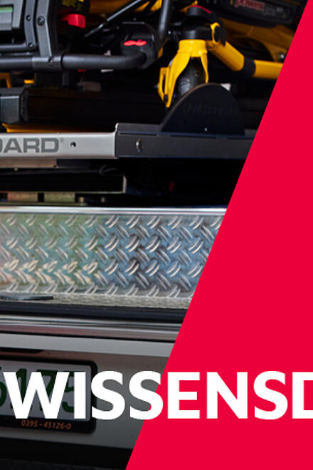 Eine FSJ´lerin aus der Rettung sitzt vor einem Rettungswagen.